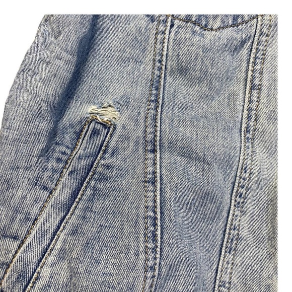 Blue ripped Denim Jacket 
Forever 21

Size Medium - Picture 3 of 4